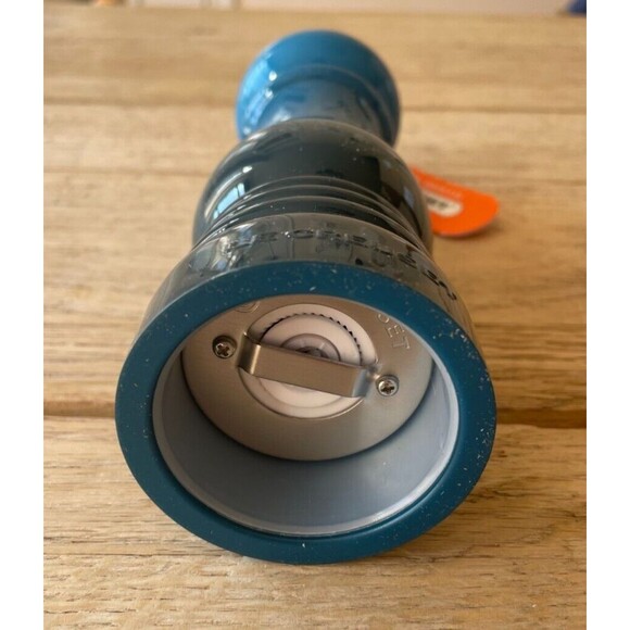 Le Creuset Acrylic Classic Manual Salt Mill 8 in Deep Teal Blue NEW - Picture 4 of 7